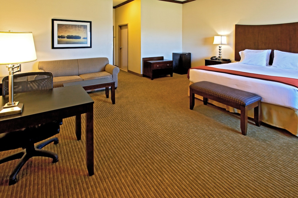 Holiday Inn Express Hotel Suites Cleburne 31/76