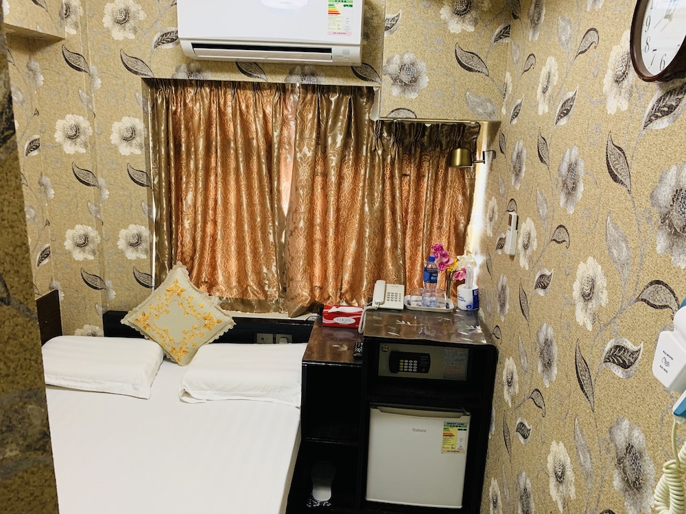 Modern Hotel 30/76