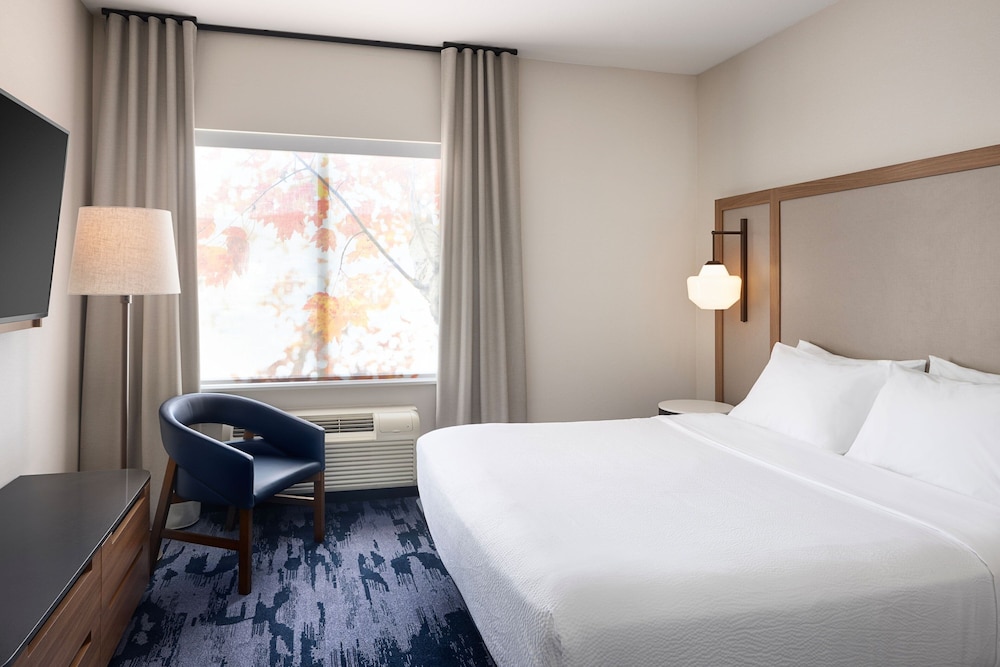 1 Bedroom, Suite, 1 King and 2 Queen Beds