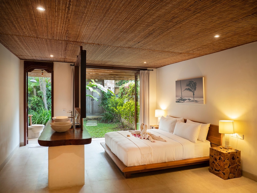 6 BEDROOMS, LUXURY, VILLA, BEACH FRONT, PRIVATE POOL