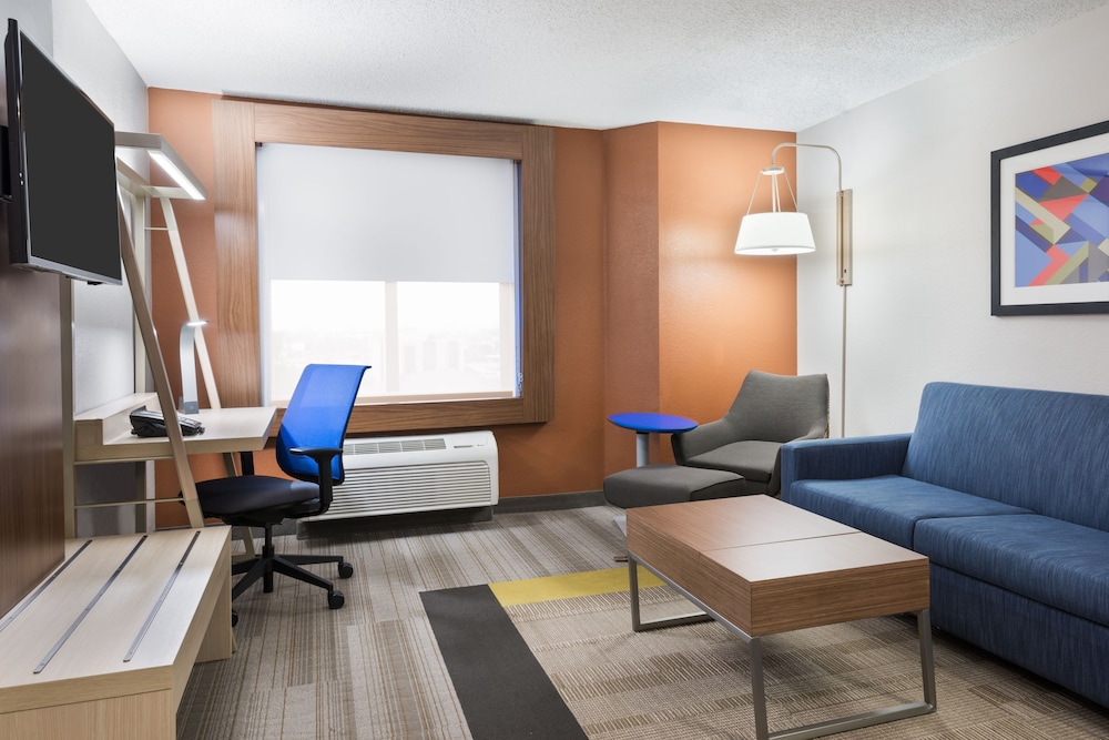 Holiday Inn Express & Suites Nearest Universal Orlando 37/48