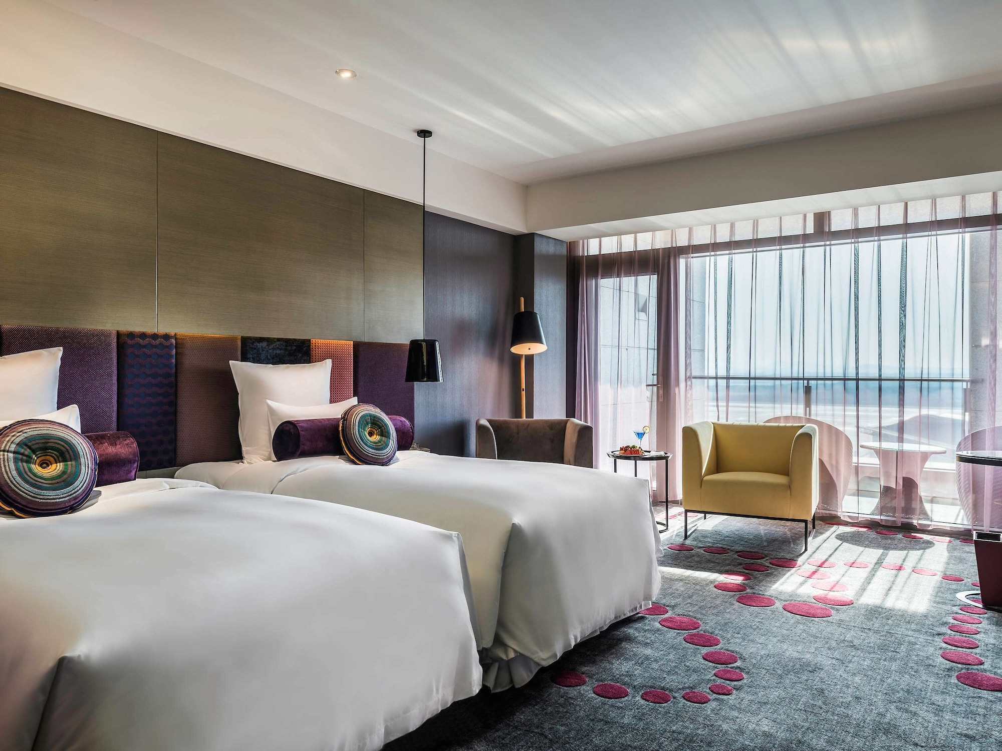 DELUXE, TWIN BEDS