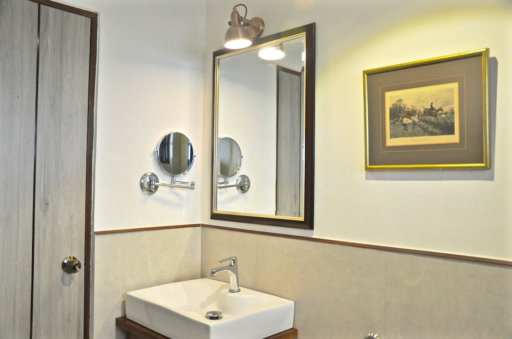 Issara Boutique Winery Hotel 24/78