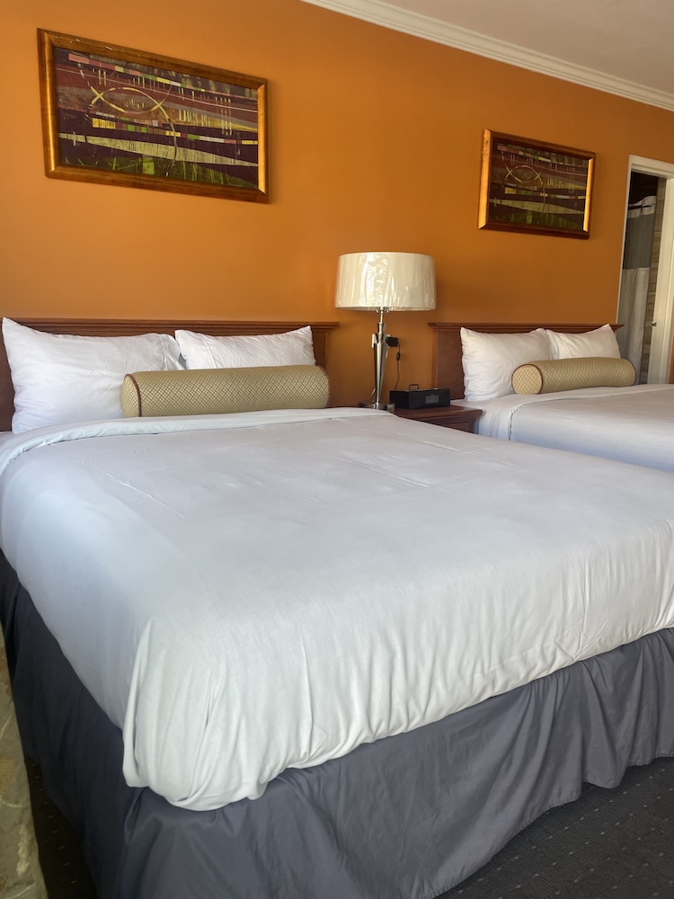 Howard Johnson by Wyndham Ridgecrest, CA 26/63