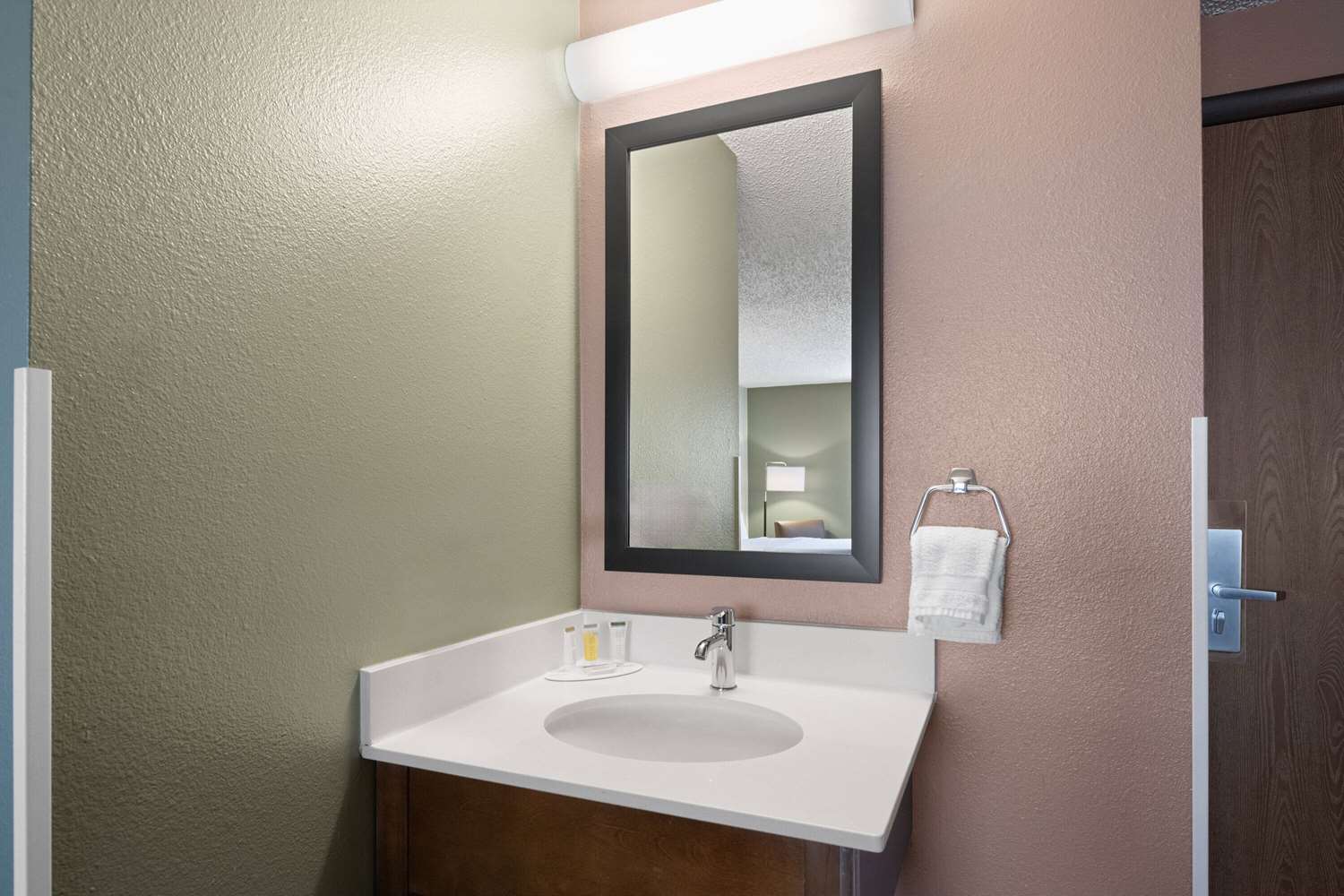 Super 8 by Wyndham Conrad MT 39/41