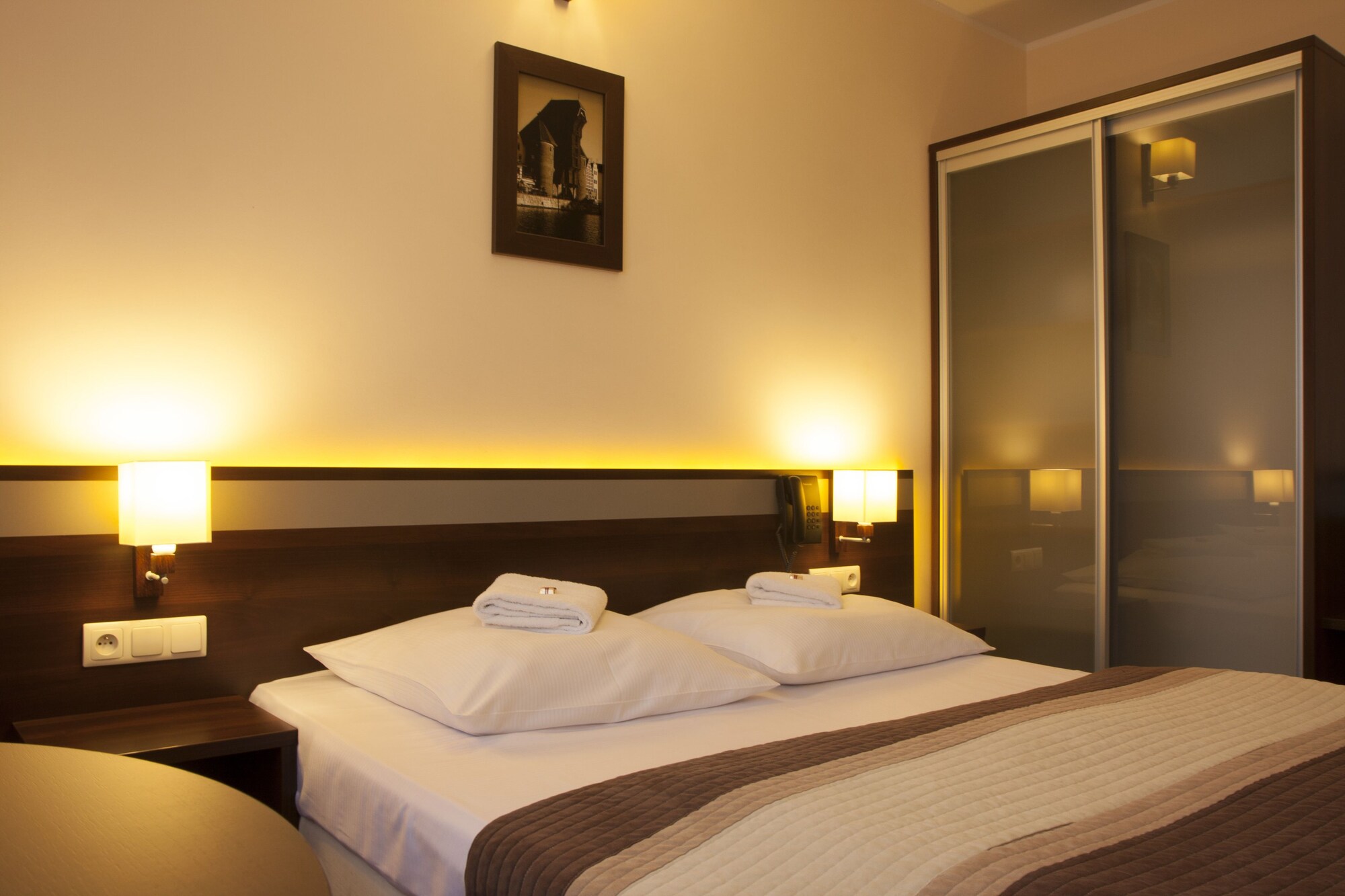 ROOM, SINGLE, DOUBLE BED