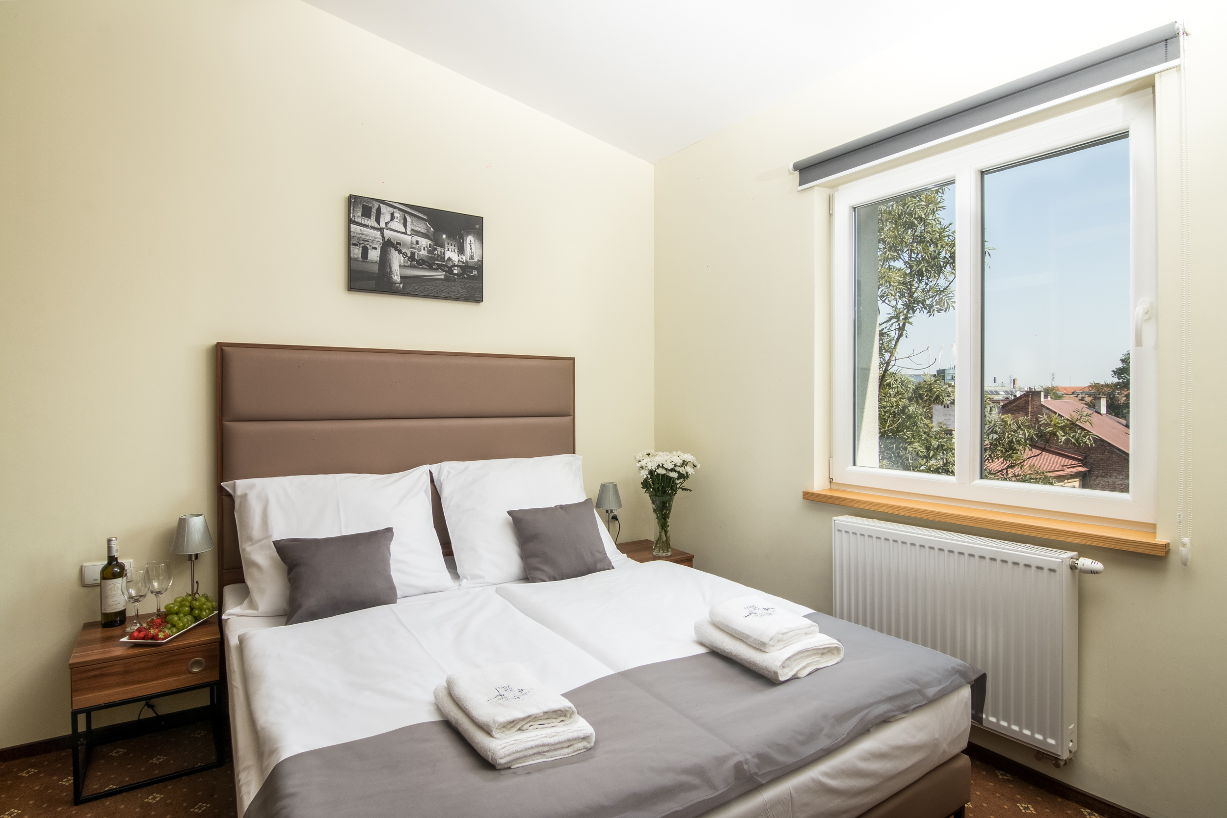 ROOM, DOUBLE BED