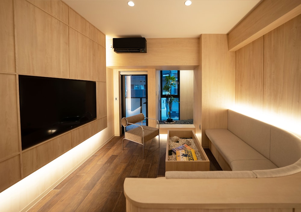 UH Suite Namba Station 30/41