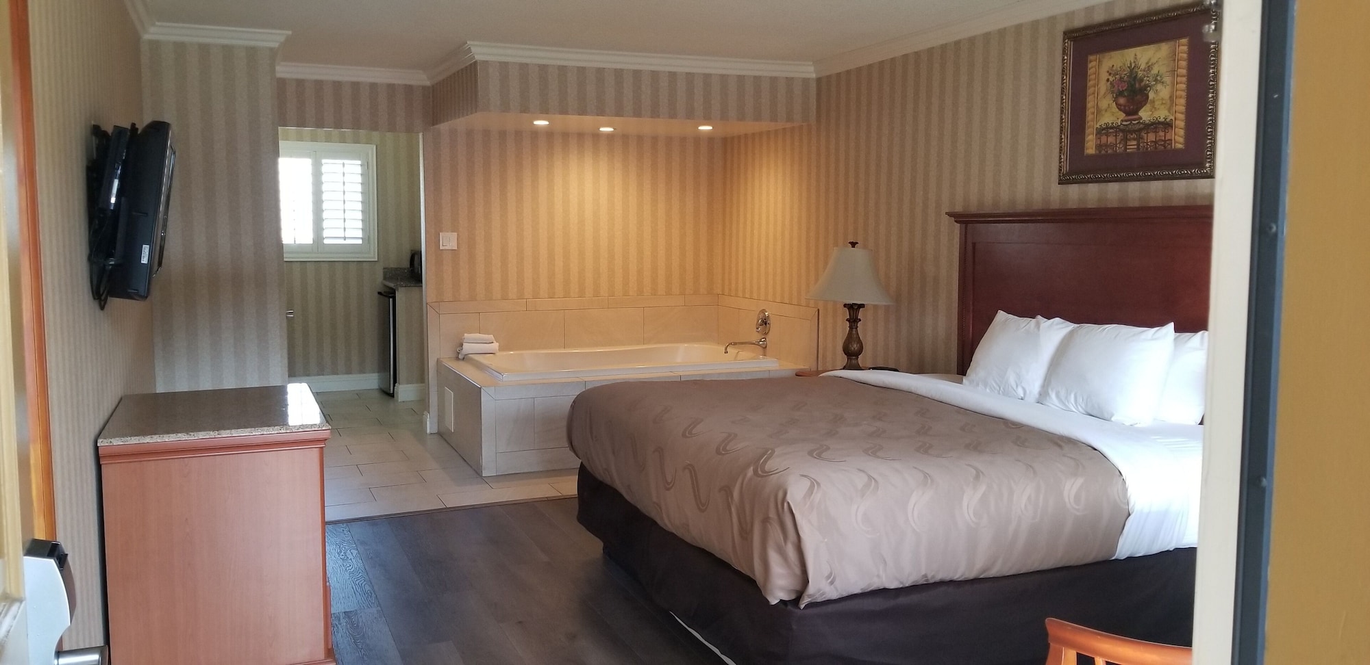 غرفة ديلوكس بسرير كينج بجاكوزي، Quality Inn Suites Anaheim Maingate 4/5