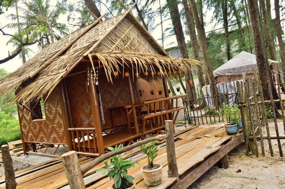 Micky Monkey Beach Hotel 2/50