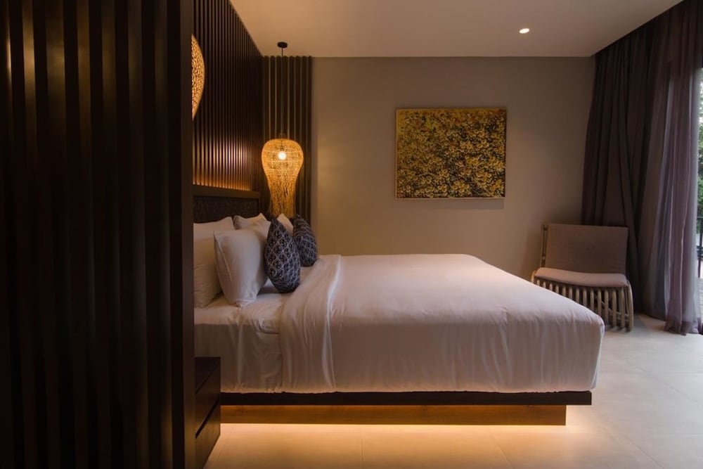2 BEDROOMS, RESIDENTIAL, SUITE, BALCONY