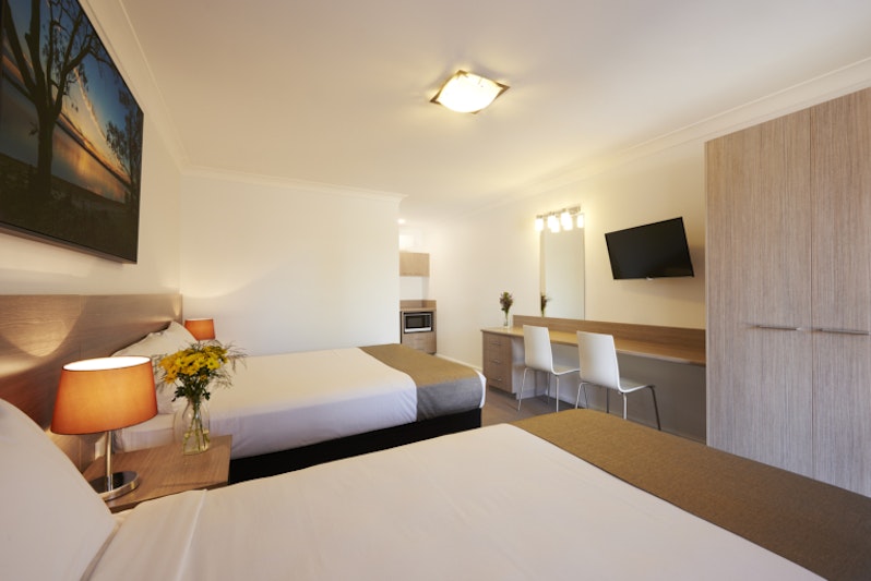 ADELONG MOTEL 8/29