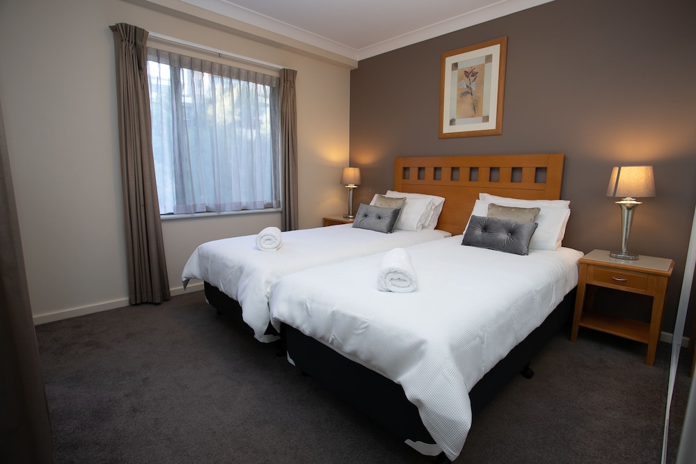 3 BEDROOMS, CITY, APARTMENT, TWIN BEDS, 2 KING BEDS, RIVER VIEW