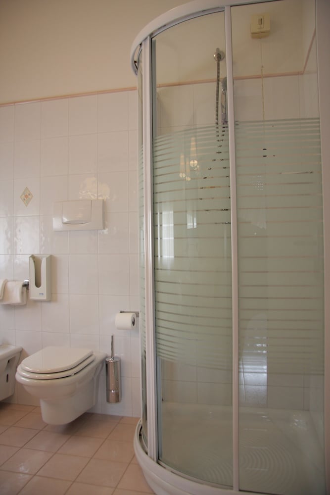 Alex Hotel 30/33