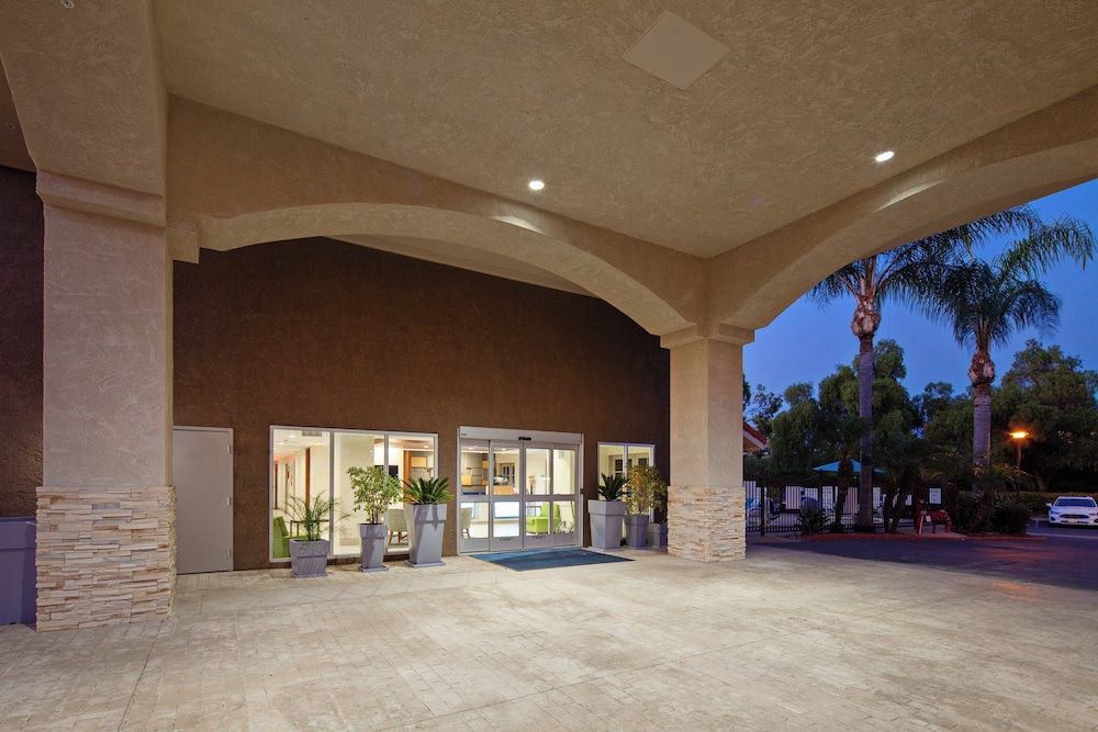Holiday Inn Express & Suites San Diego-Escondido 62/68