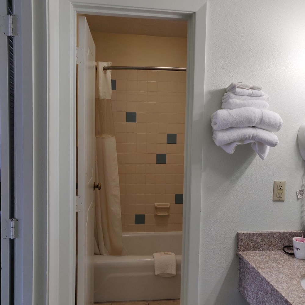 TRAVEL INN DELAWARE 19/34