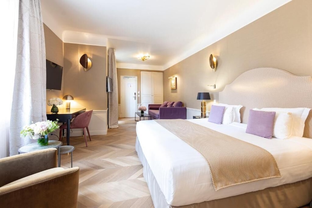 Family Suite, Double Bed, Sofa, Hotel Residence Foch 2/5