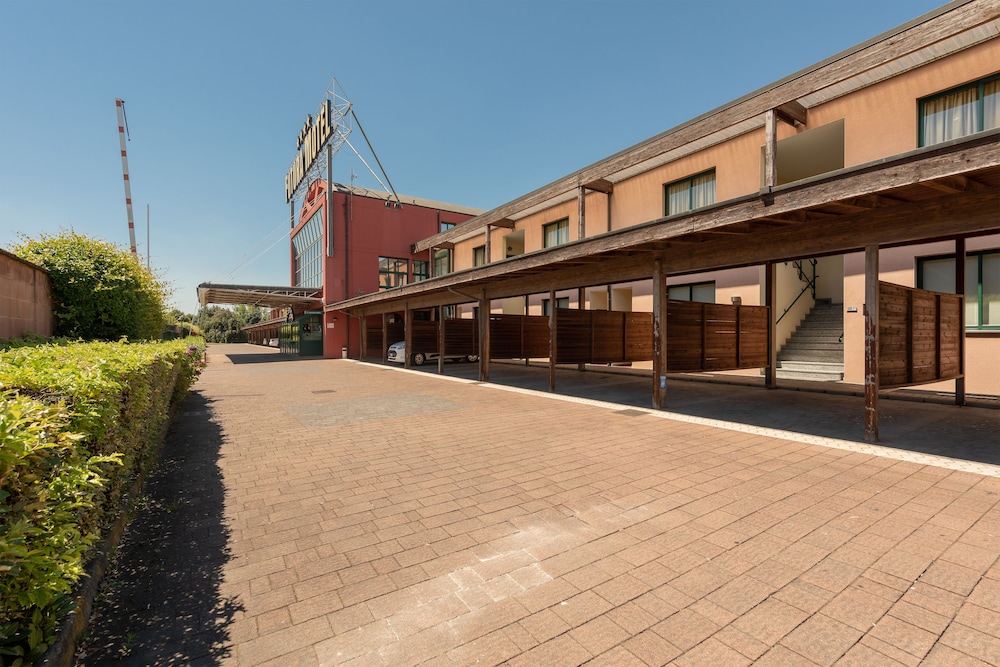 Futura Motel 23/27