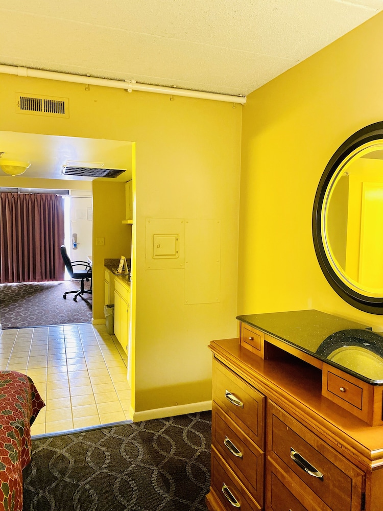 Red Roof PLUS+ & Suites Virginia Beach - Seaside 25/45