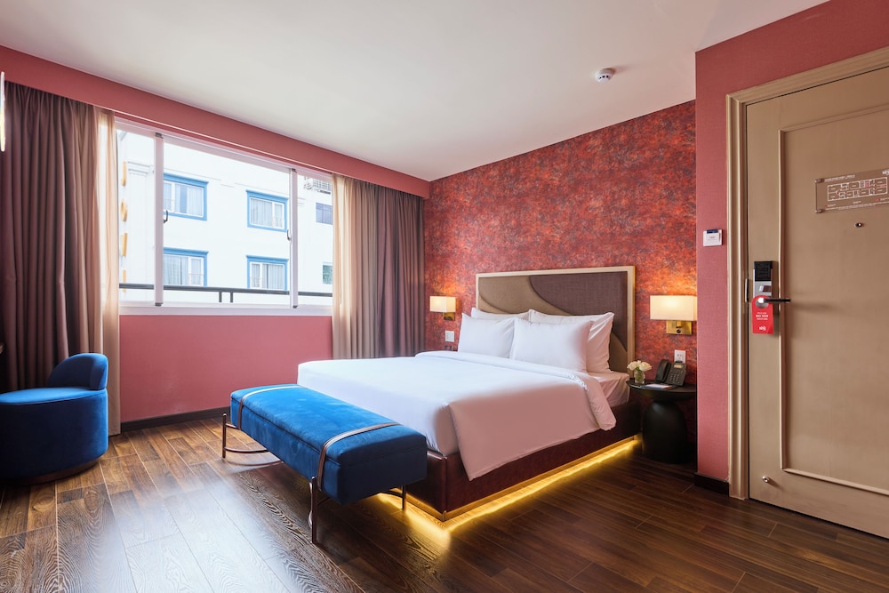 PREMIER, DOUBLE BED, CITY VIEW