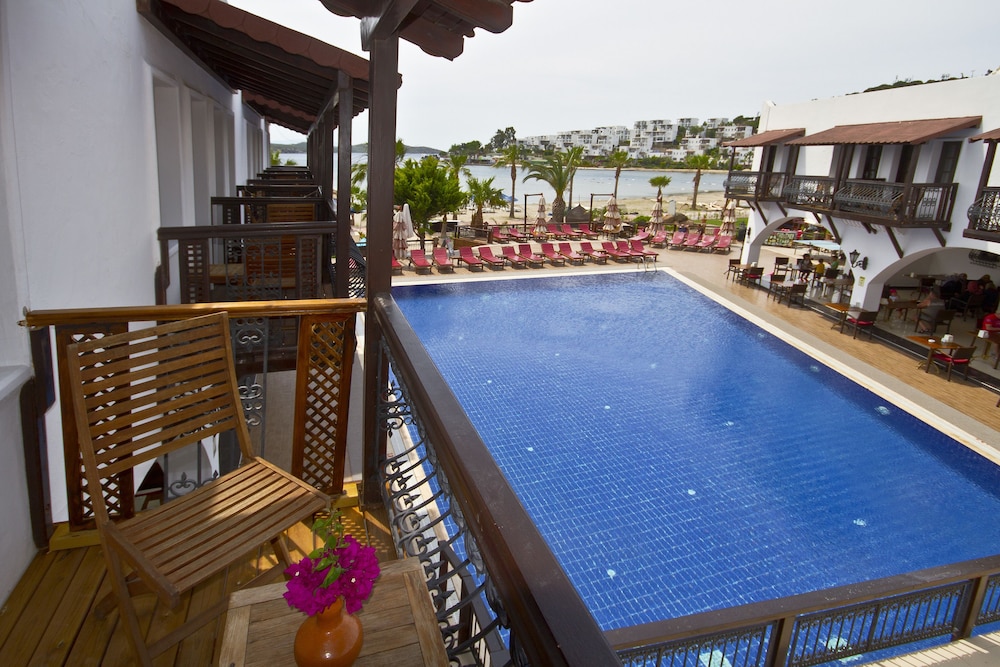Costa Bitezhan Hotel 8/73