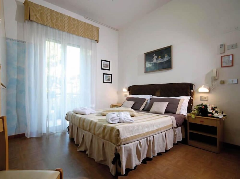 ROOM, DOUBLE BED