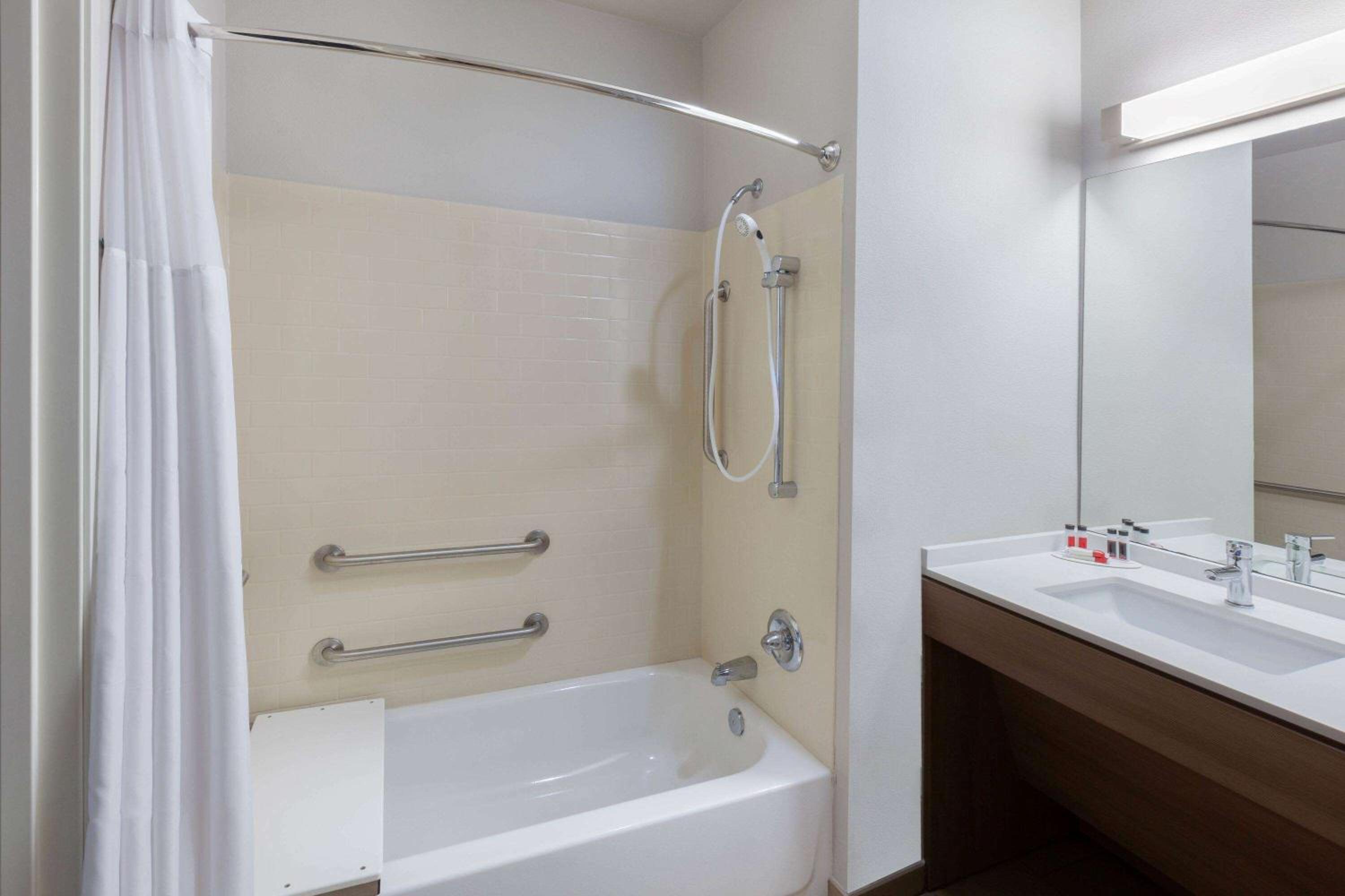 غرفة بسرير كوين بحوض استحمام لذوي الإعاقة، Microtel Inn And Suites By Wyndham College Station 3/5