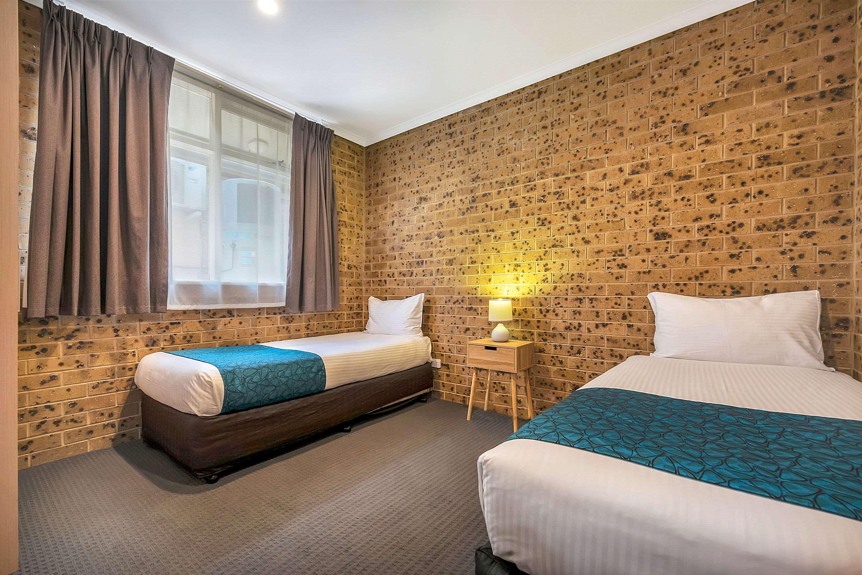 SUITE, QUEEN AND TWIN BEDS