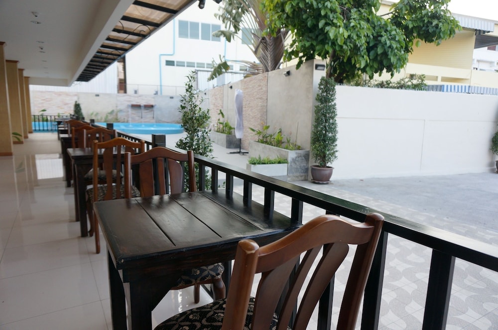 Th Beach Hotel 52/64