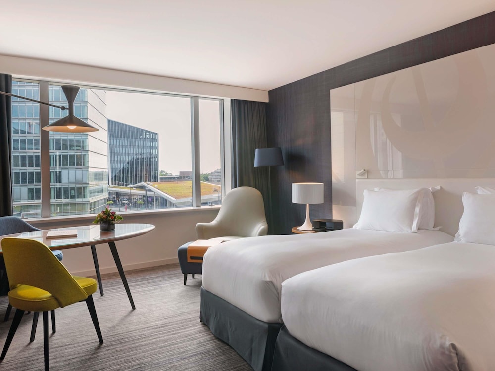 LUXURY, TWIN BEDS