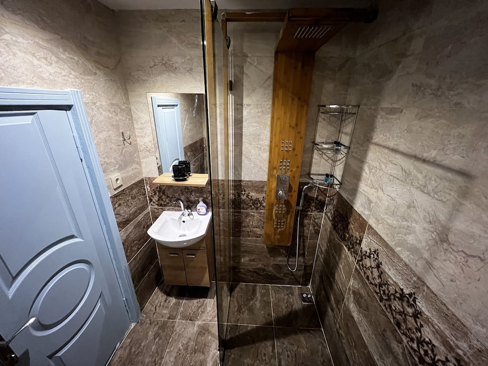 Rodin Hostel 43/44