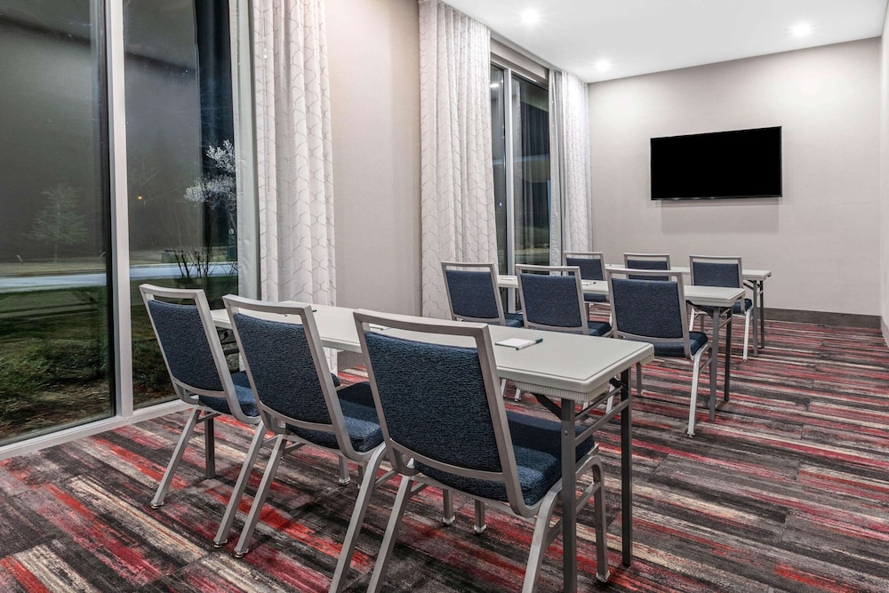 La Quinta Inn And Suites By Wyndham Lewisville 40/50