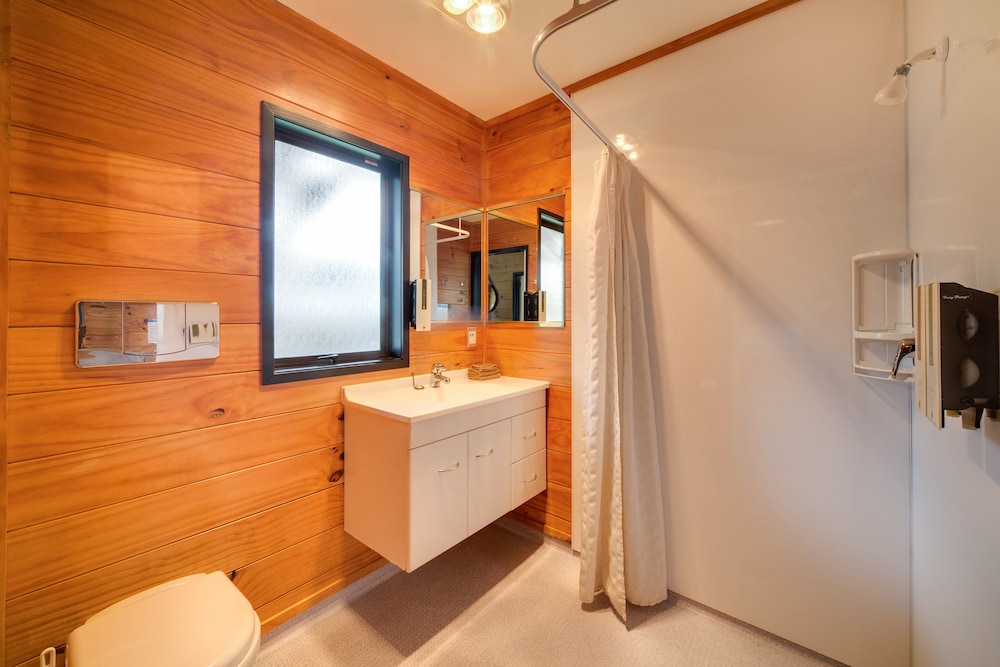 Wellington Top 10 Holiday Park 50/50