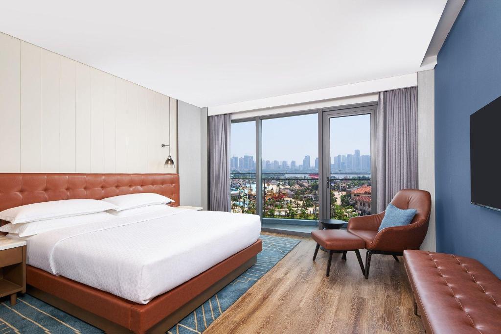 1 Bedroom, Four Poster, Suite, King Bed, Lake View, Balcony