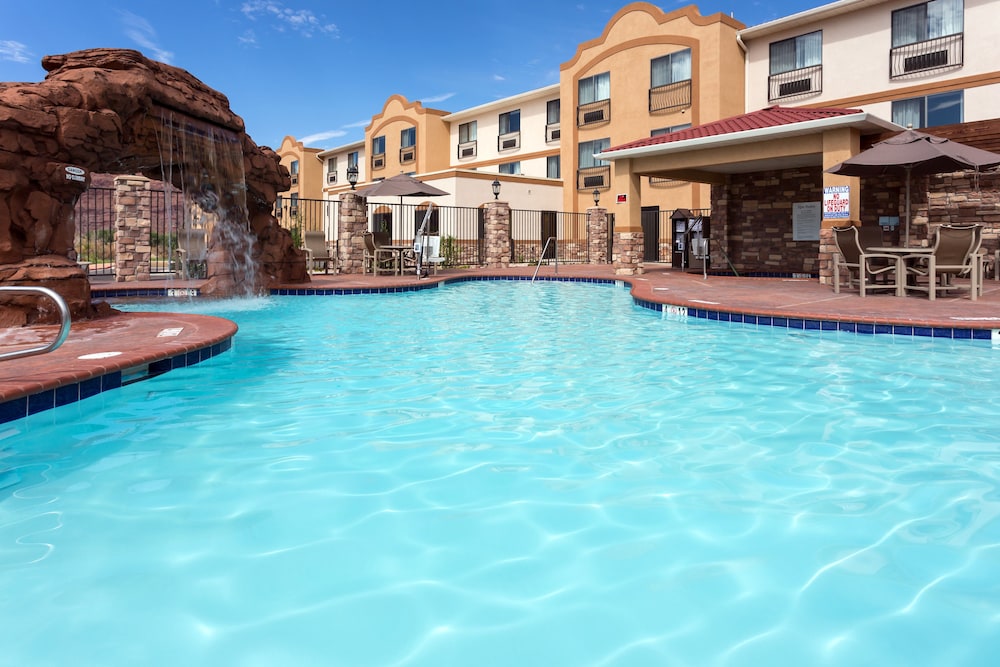 Holiday Inn Express Suites Moab 3/63