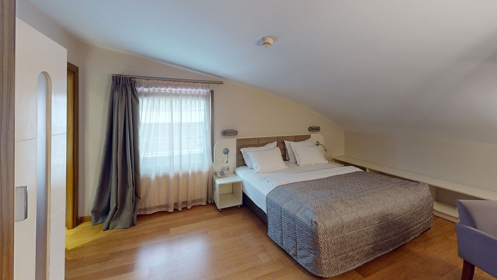 SUITE, QUEEN BED