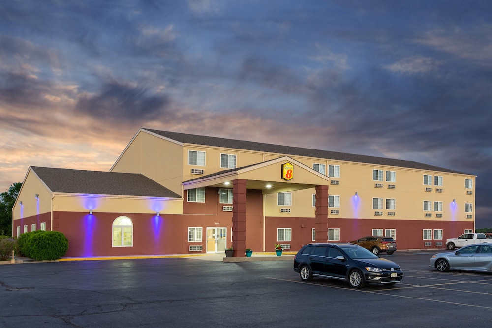 Super 8 by Wyndham Ottawa 3/26