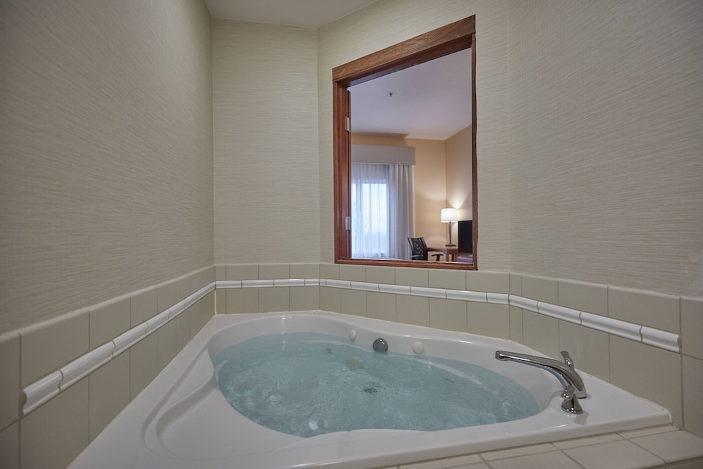 Fairfield Inn Suites By Marriott Burlington 15/32