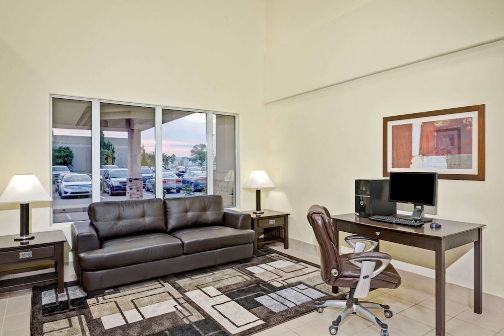 Super 8 by Wyndham Barrie South 42/45