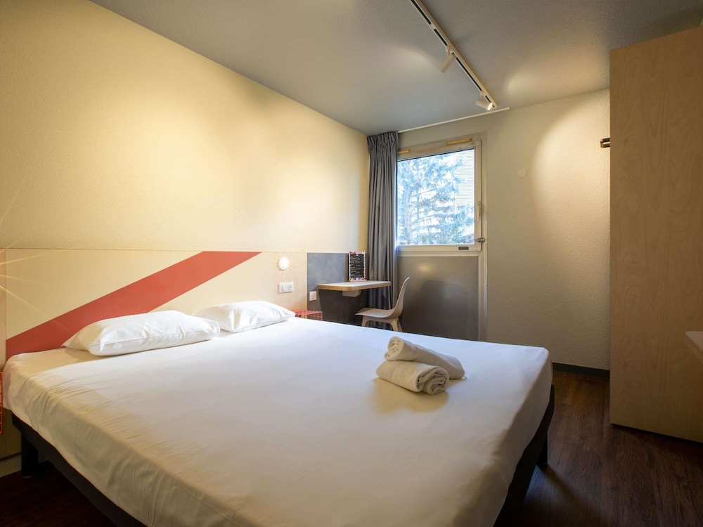 ROOM, DOUBLE BED