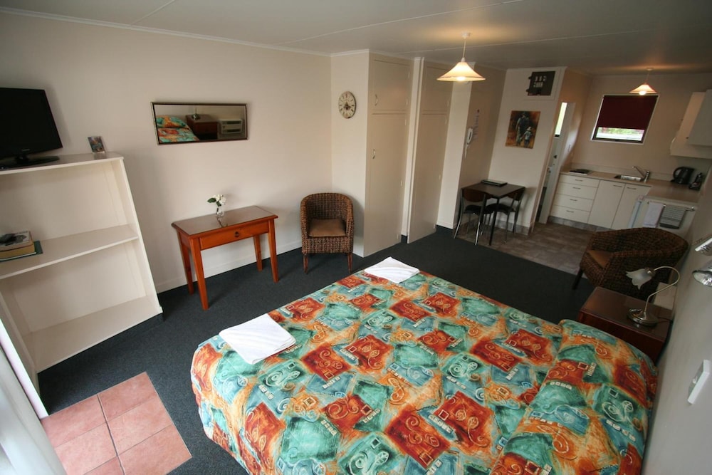 Commodore Motor Lodge 15/58