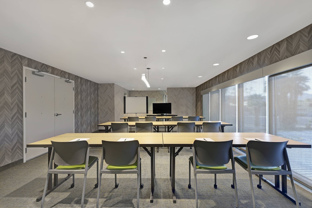 SpringHill Suites by Marriott Palm Desert 46/54