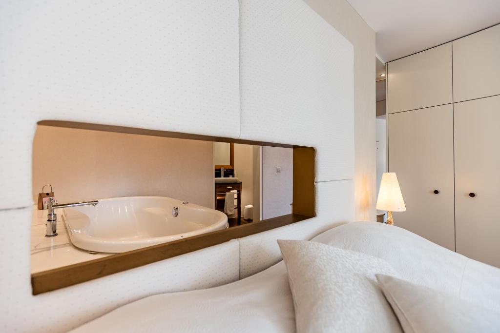 جناح بحوض جاكوزي، Hotel des Balances 7/7