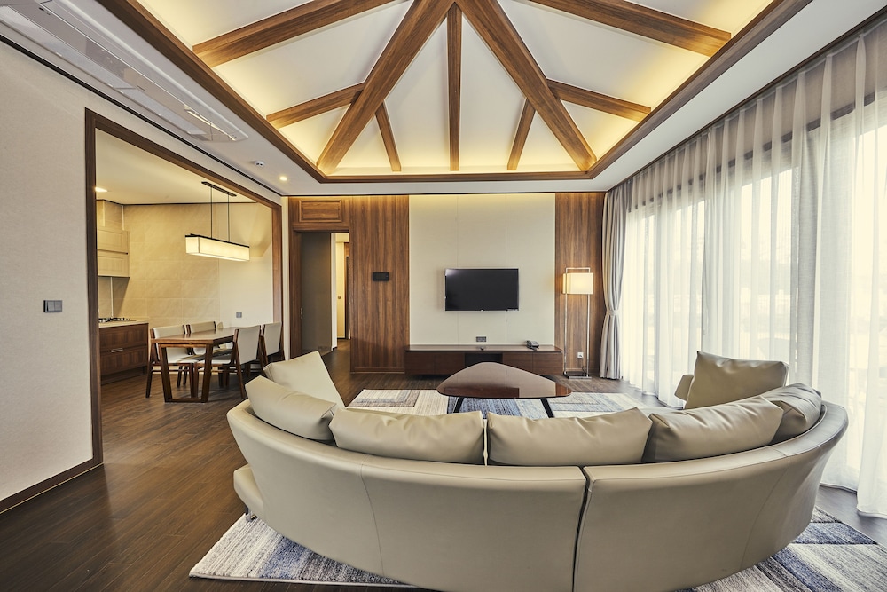 Camphortree Hotel And Resort 35/60