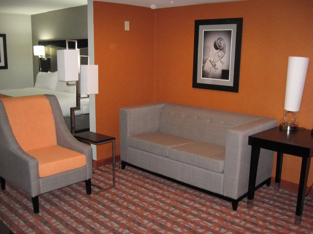 Holiday Inn Express & Suites NASHVILLE SOUTHEAST - ANTIOCH 40/70