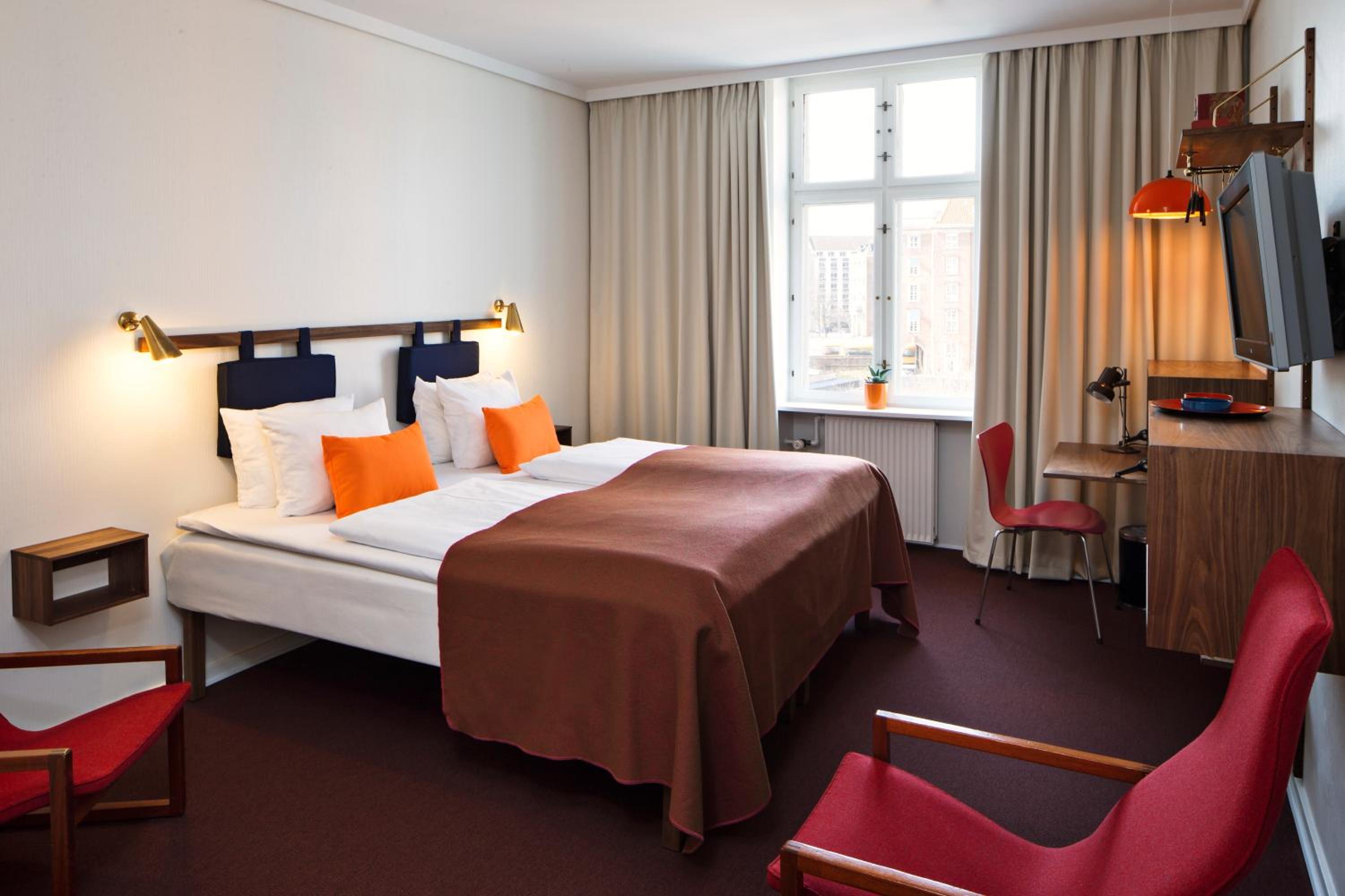 Standard, Queen Bed