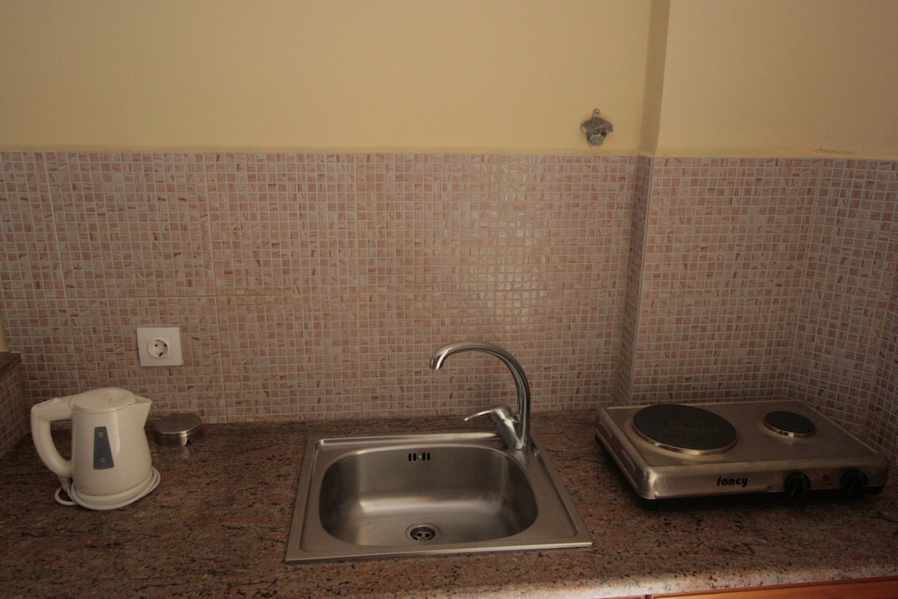 Village Inn Studios & Family Apartments 24/39