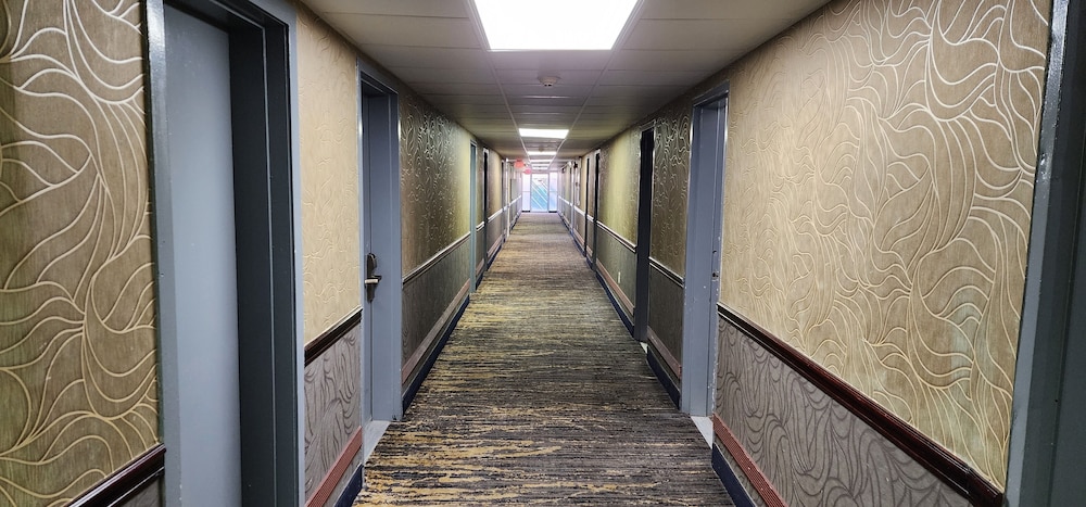 Townhouse Inn &amp; Suites 12/25