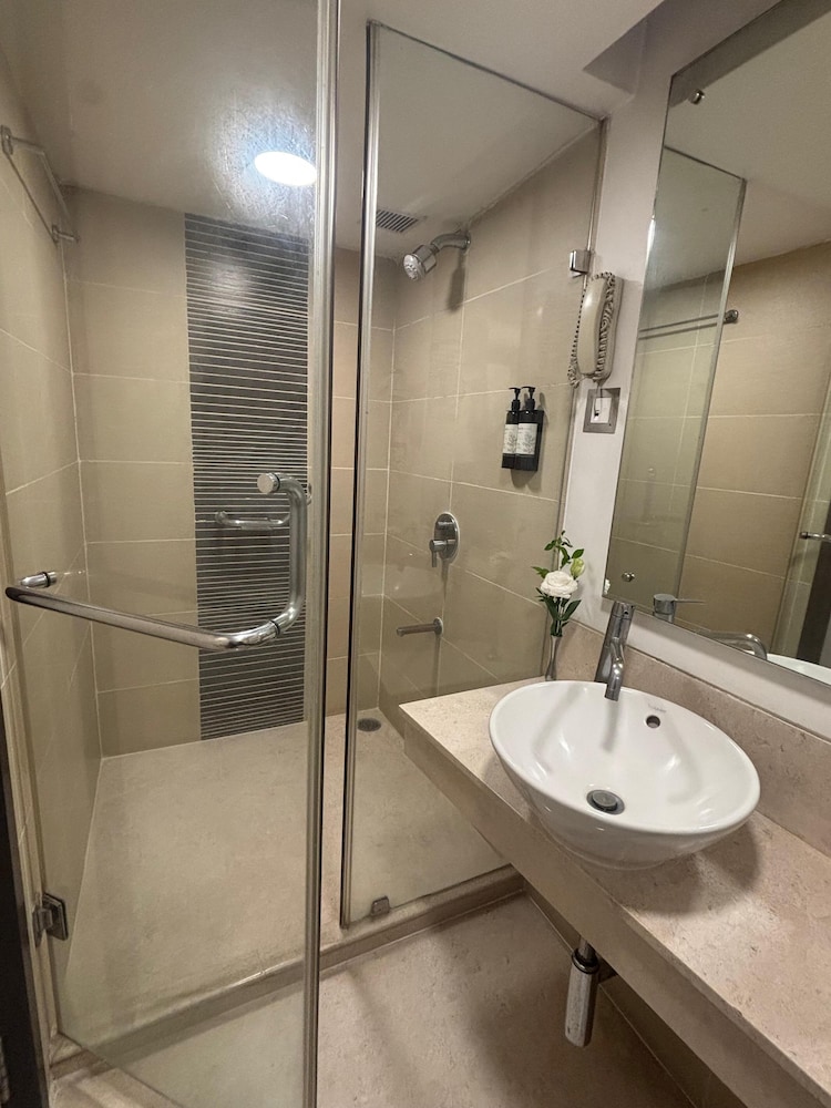 IRIS HOTEL 54/60