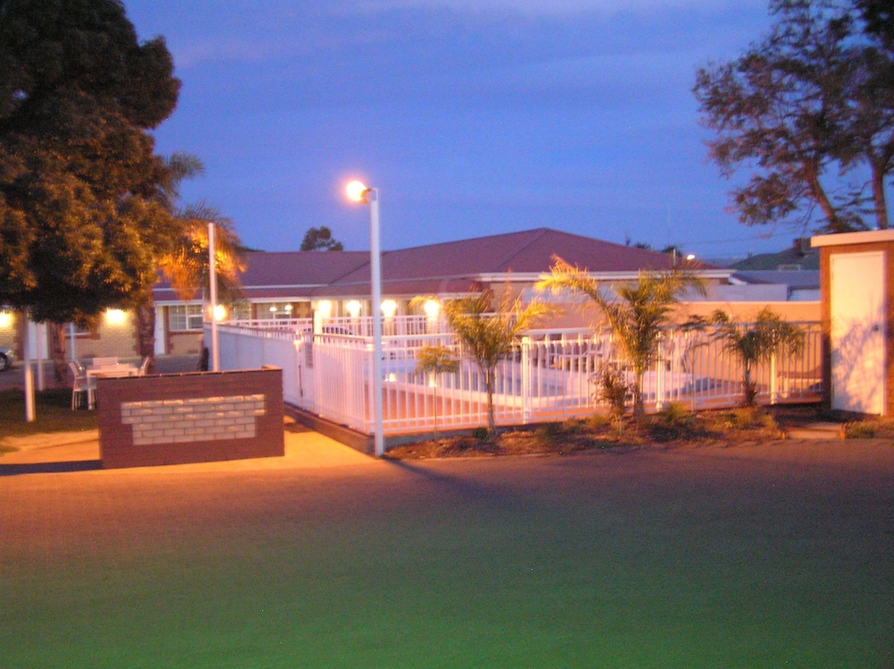 CHARLES RASP MOTOR INN AND COTTAGES 1/56